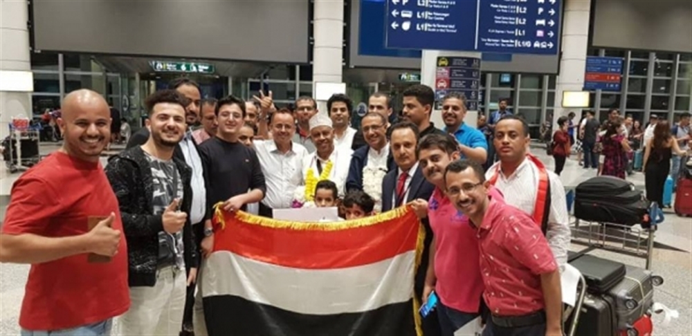 عشرات اليمنيين يستقبلون الفنان "أيوب طارش" في مطار كوالالمبور
