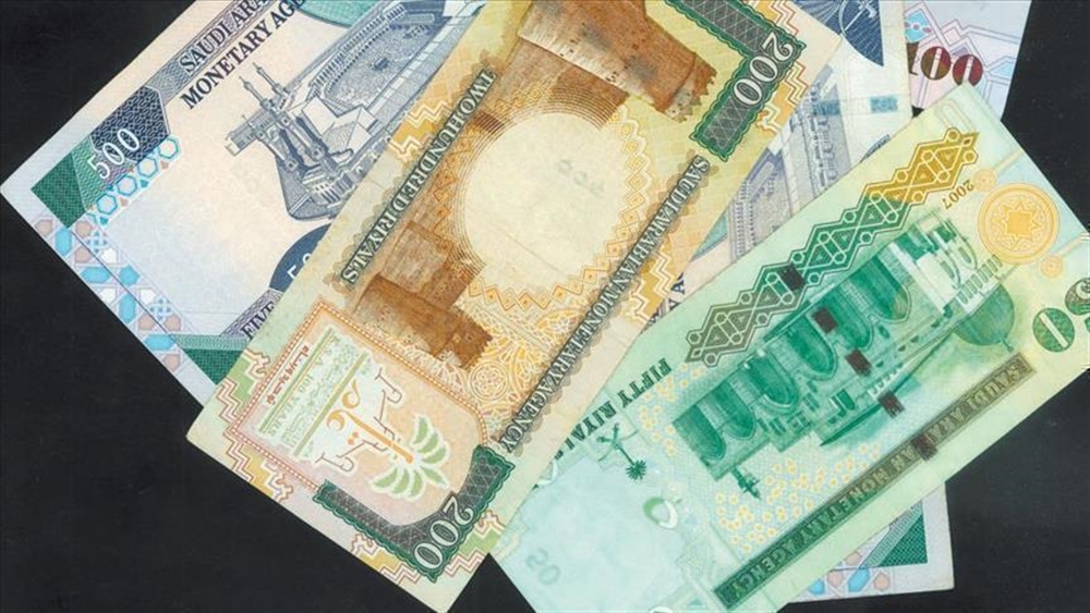 الريال السعودي يتراجع أمام الدولار لأدنى مستوى في 15 شهرا