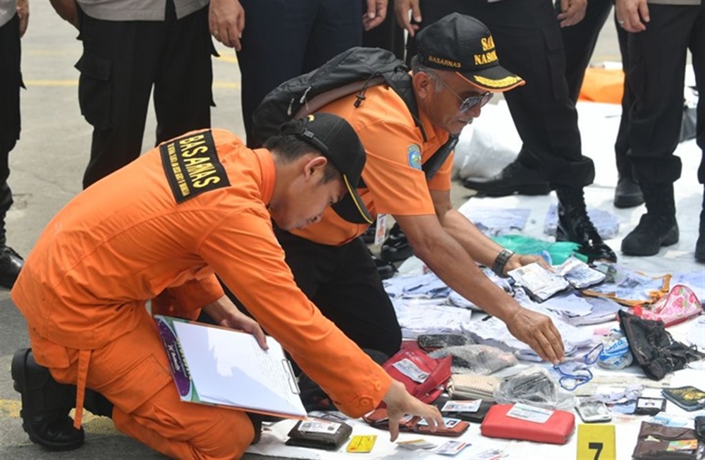 إندونيسيا تعلن العثور على 24 جثة من الطائرة المنكوبة