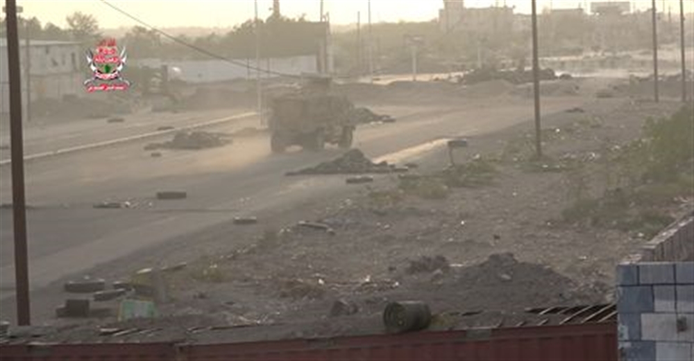 الجيش يعلن تحرير مجمع إخوان ثابت ومؤسسة الزعيتري شرقي الحديدة