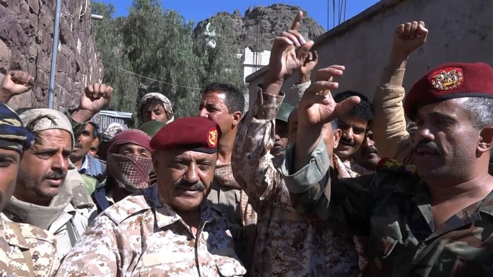 قائد المنطقة العسكرية الرابعة يزور جبهة "دمت" ويؤكد استمرار معركة تحرير الضالع