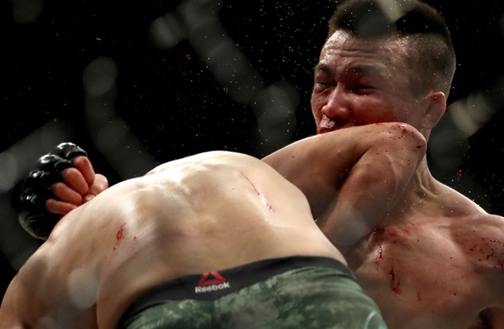 مقاتل مكسيكي يصعق منافسه الكوري بضربة قاضية "غريبة"