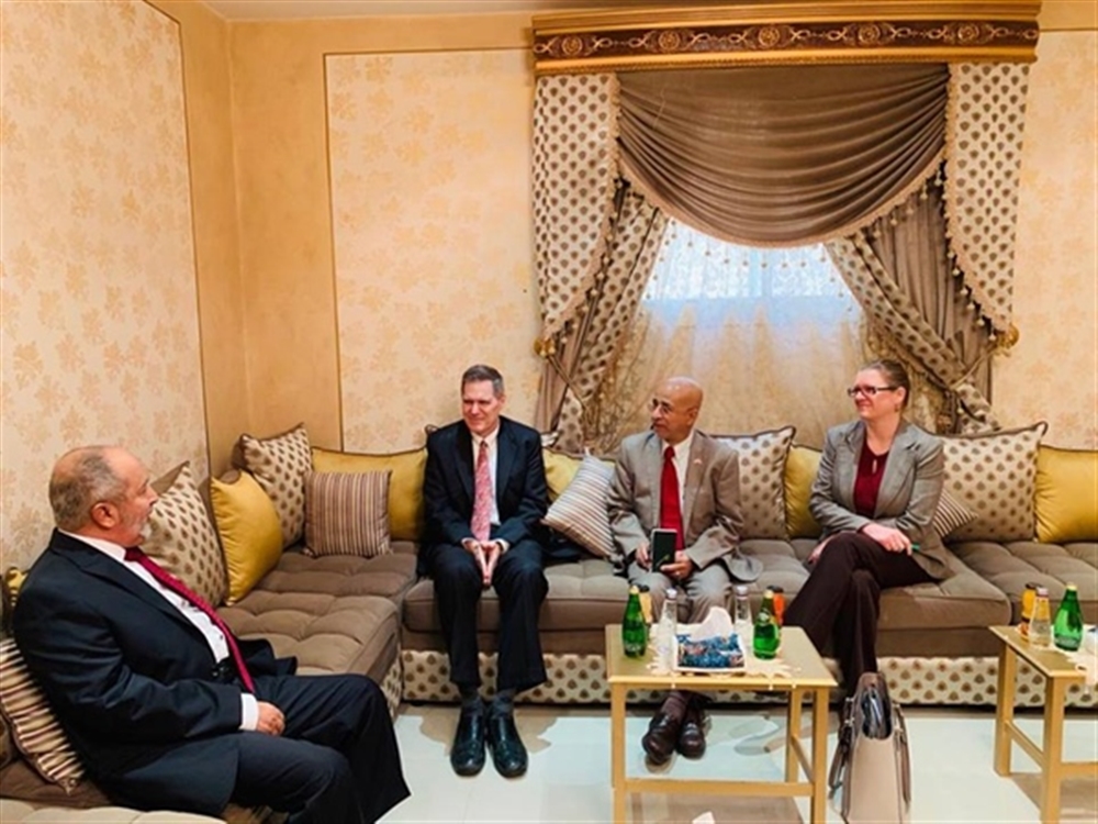 رئيس حزب الإصلاح اليمني يبحث مع السفير الأمريكي سبل استئناف المشاورات