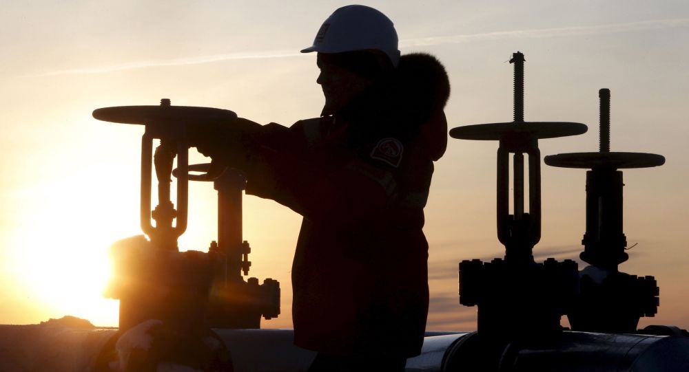انخفاض غير متوقع للمخزونات الأمريكية يرفع أسعار النفط