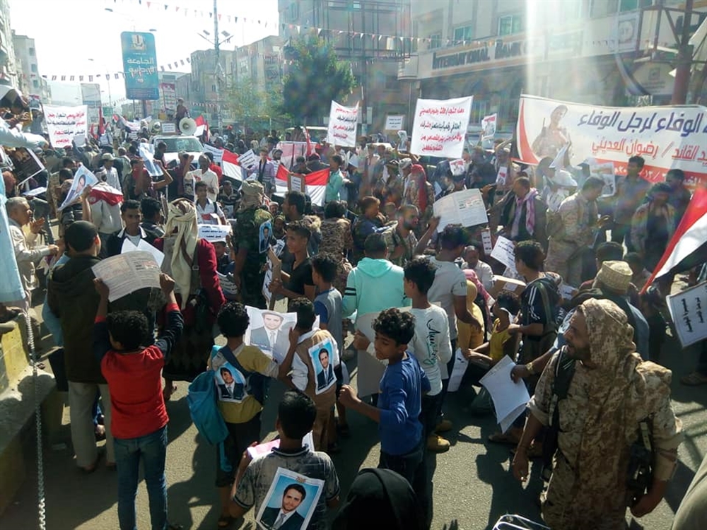 المئات يتظاهرون للمطالبة بقتلة قائد لواء "العصبة" في تعز