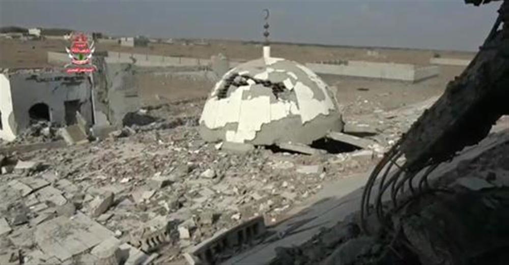 الحوثيون يفجرون مسجداً بالحديدة ويقصفون منازل المواطنين