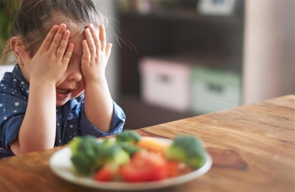 7 أخطاء يقع فيها الأهل عند إطعام أطفالهم