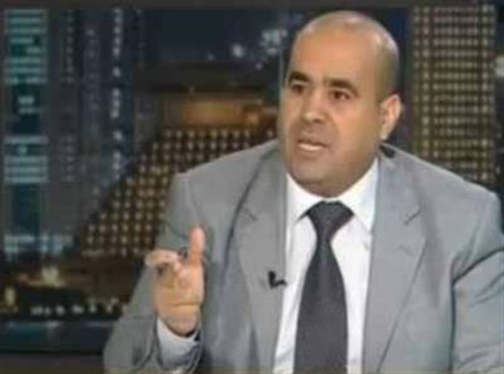 قيادي مؤتمري يتهم الإمارات بالتنسيق مع الحوثيون في تفجير قاعدة العند