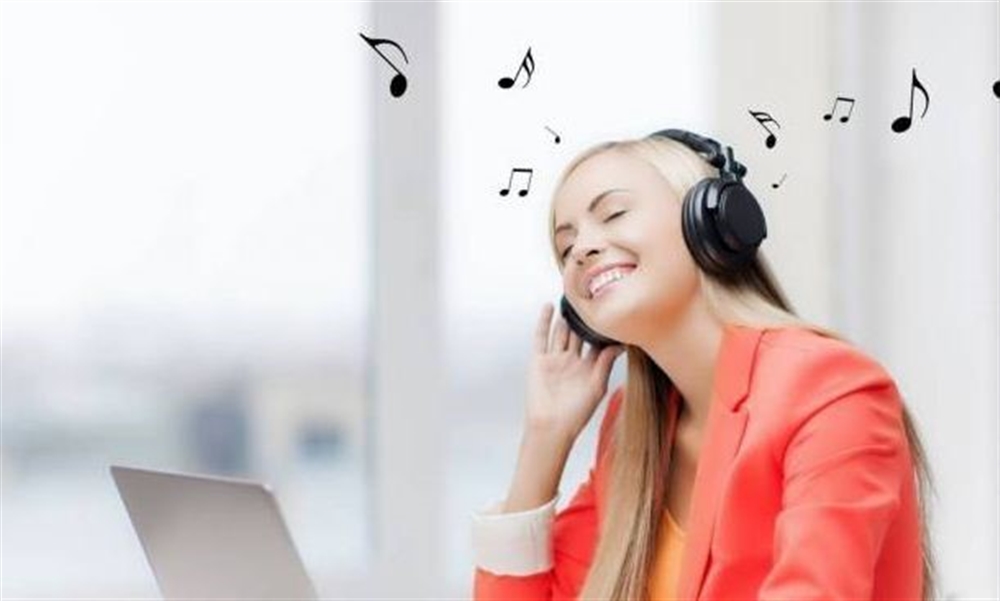 دراسة: الموسيقى في مكان العمل تحمي من الاكتئاب