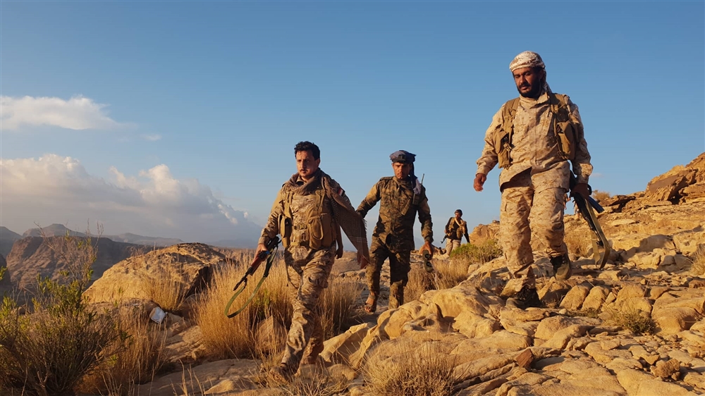 صعدة: الجيش يحرر سلسلة جبلية في "كتاف" ويأسر 6 حوثيين
