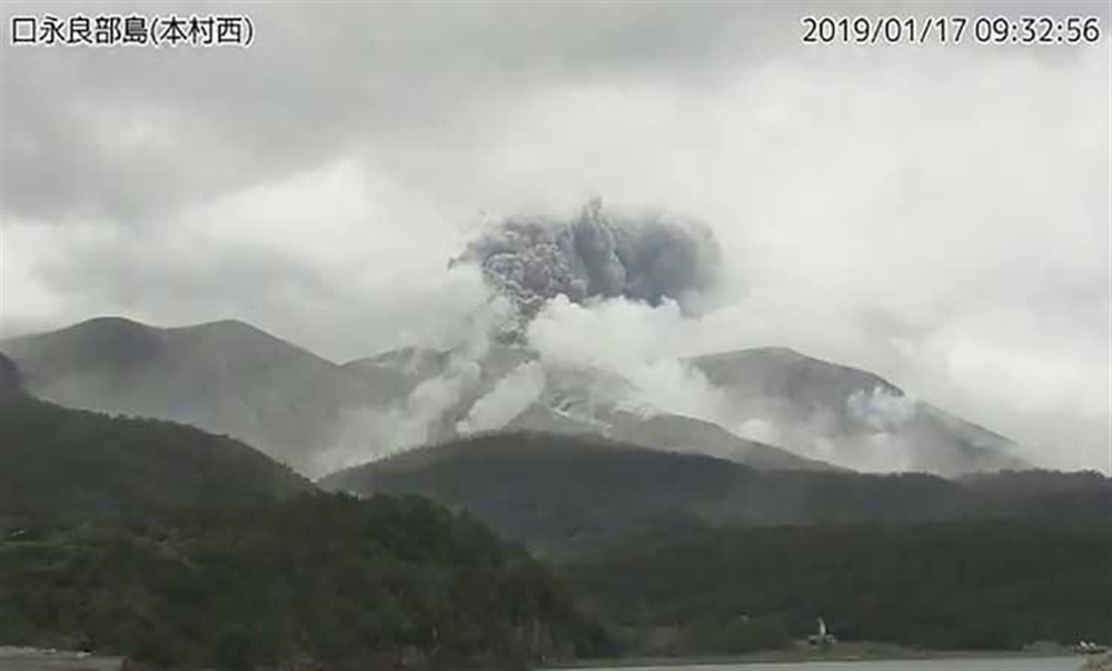 ثوران بركان في جزيرة صغيرة في جنوب غرب اليابان