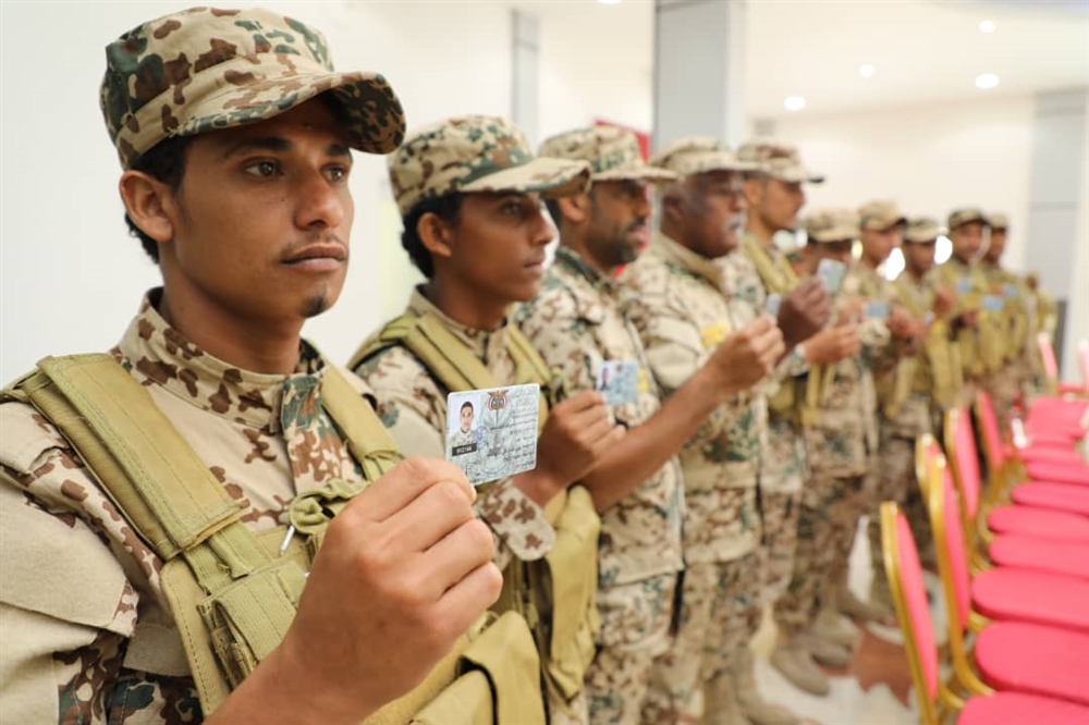 الجيش يبدأ صرف البطائق الإلكترونية لمنتسبيه في المنطقة العسكرية الرابعة