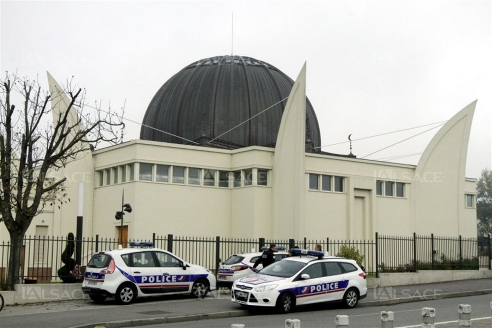 سلطات فرنسا تغلق 7 مساجد في إطار قانون الإرهاب