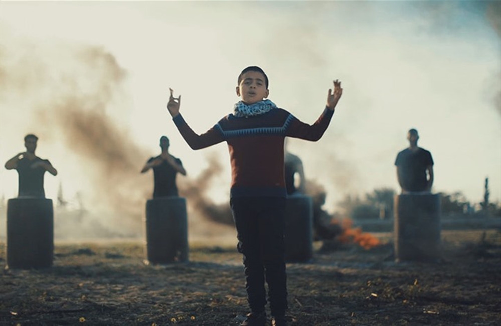 "لا تنازل".. طفل فلسطيني يغني بشوارع وأزقة غزة (شاهد)