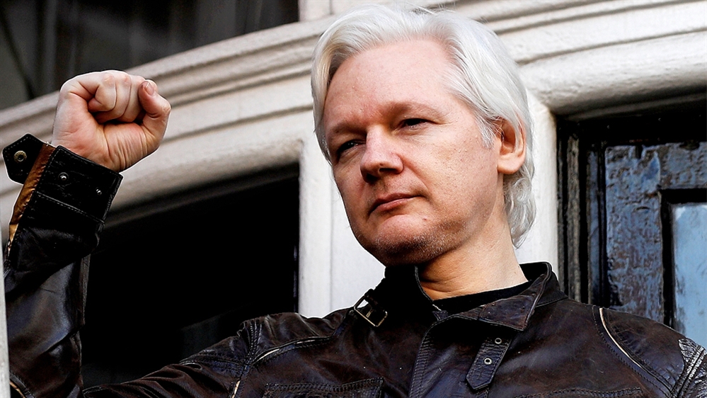 بريطانيا تعتقل مؤسس ويكيليكس "جوليان أسانغ" بالتنسيق مع الإكوادور