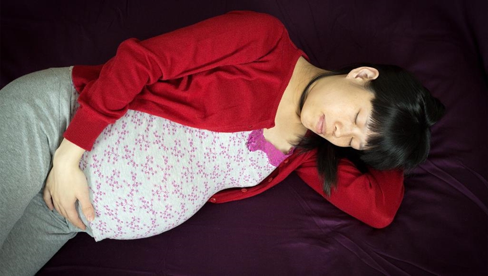 دراسة: نوم الحوامل على ظهورهن يضاعف خطر الإجهاض