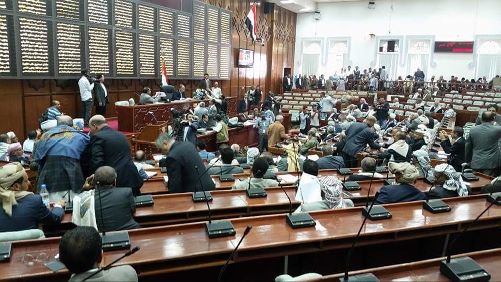 عشرة نواب موالون لنجل صالح يتراجعون عن حضور اجتماع البرلمان.. من هم؟