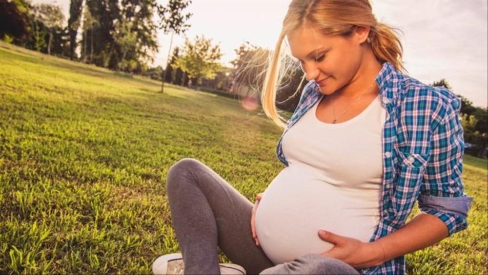 دراسة: الحمل بعد الثلاثين يطيل عمر المرأة
