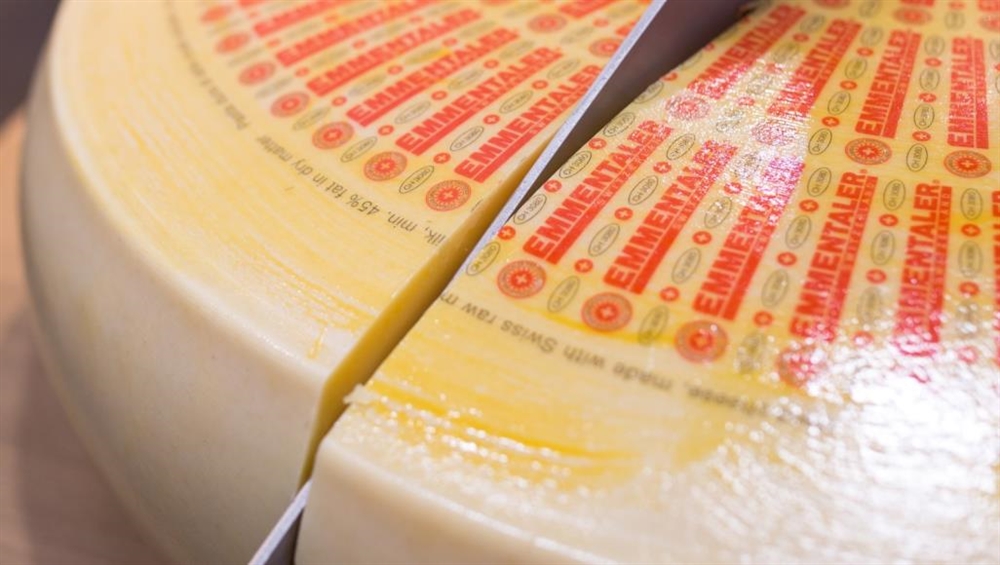 الإفراط في تناول الجبن يصيب بـ "أمراض القلب"
