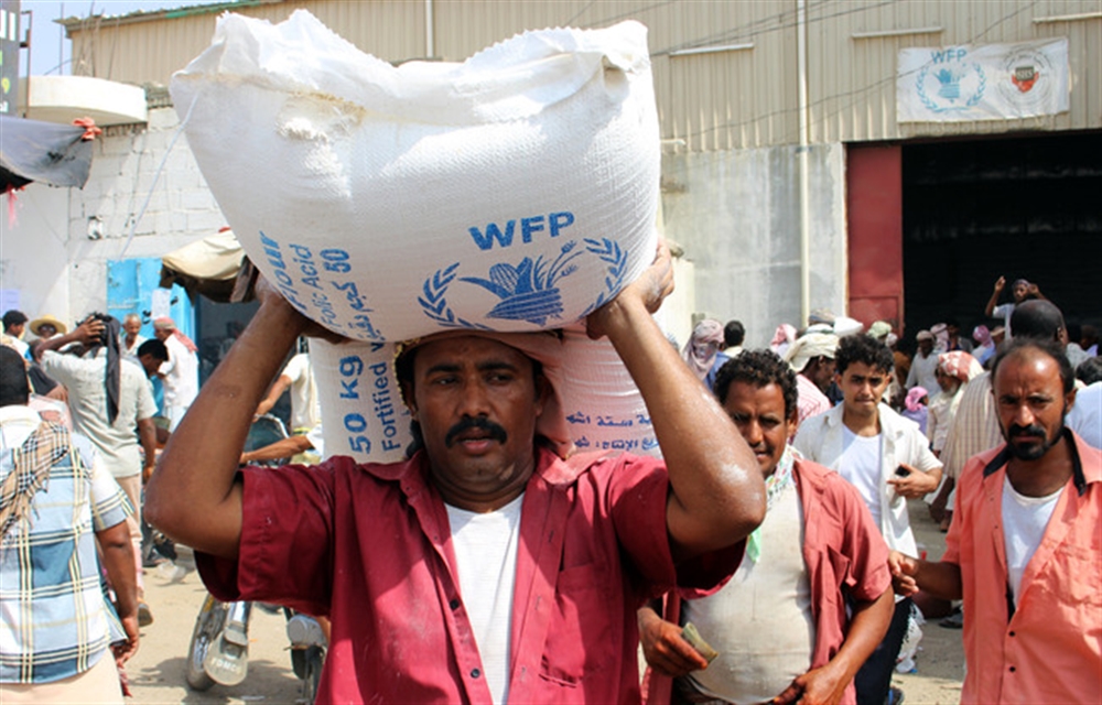 "الأغذية العالمي" يهدّد بتعليق المساعدات في مناطق الحوثيين بسبب "اختلاسات"