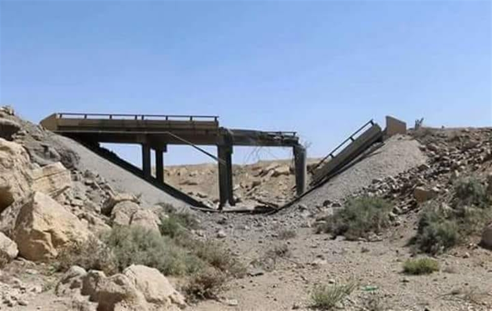 الحوثيون يفجرون جسراً شمالي قعطبة بالضالع
