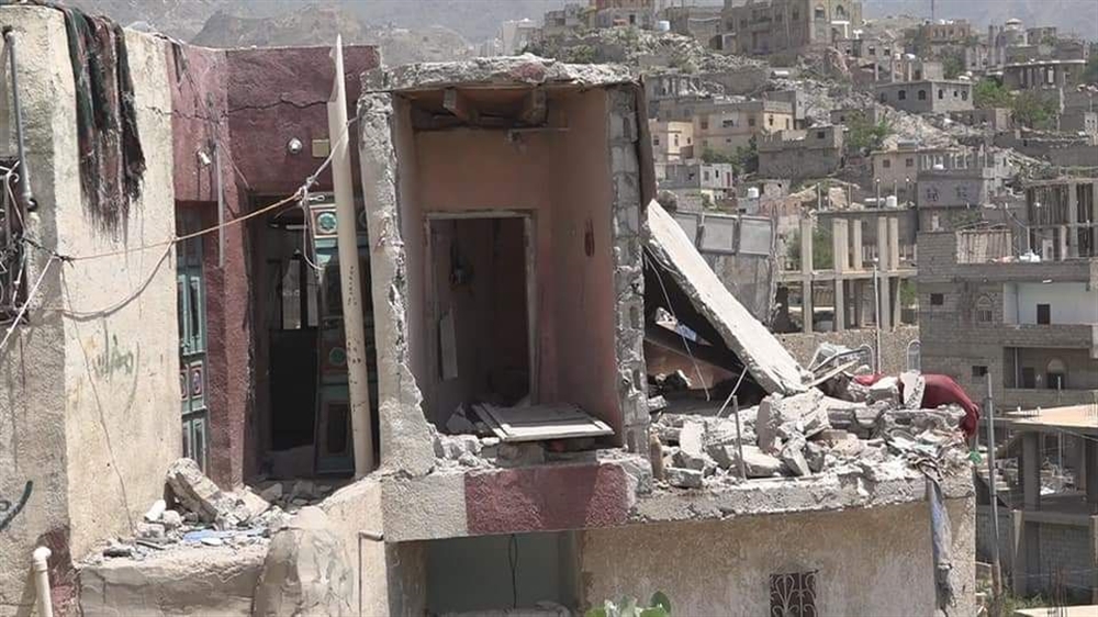 تعز: تهدم منزل وإصابة طفلة جراء سقوط قذيفة حوثية في وادي القاضي