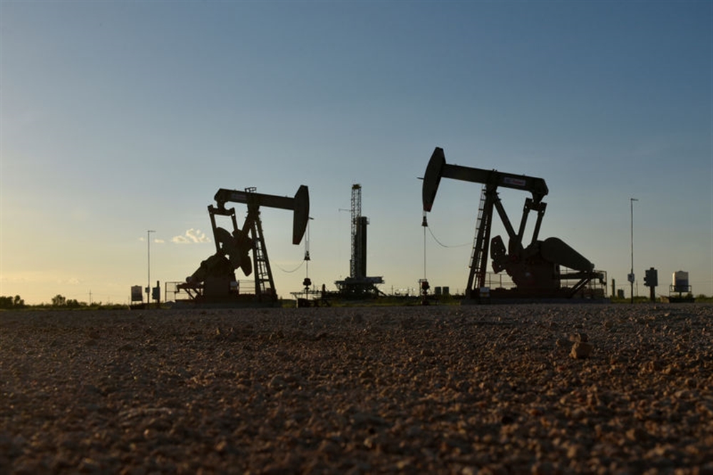 زيادة المخزونات الأمريكية تدفع أسعار النفط للتراجع 2 بالمئة