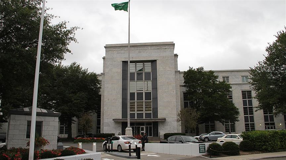 ناشطة تقتحم السفارة السعودية في واشنطن احتجاجا على الانتهاكات باليمن