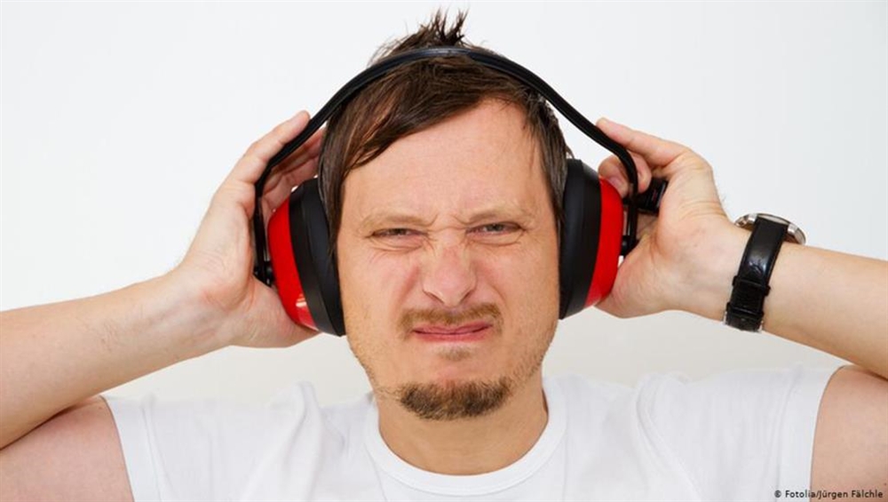 ماهي مخاطر سماعات الهواتف على حاسة السمع؟