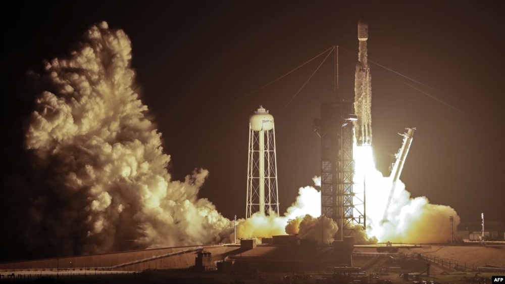 إطلاق صاروخ يحمل 24 قمراً صناعياً لتزويد الأرض بالإنترنت