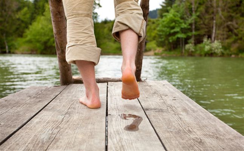 دراسة: المشي حفاة أفضل للأقدام من الأحذية