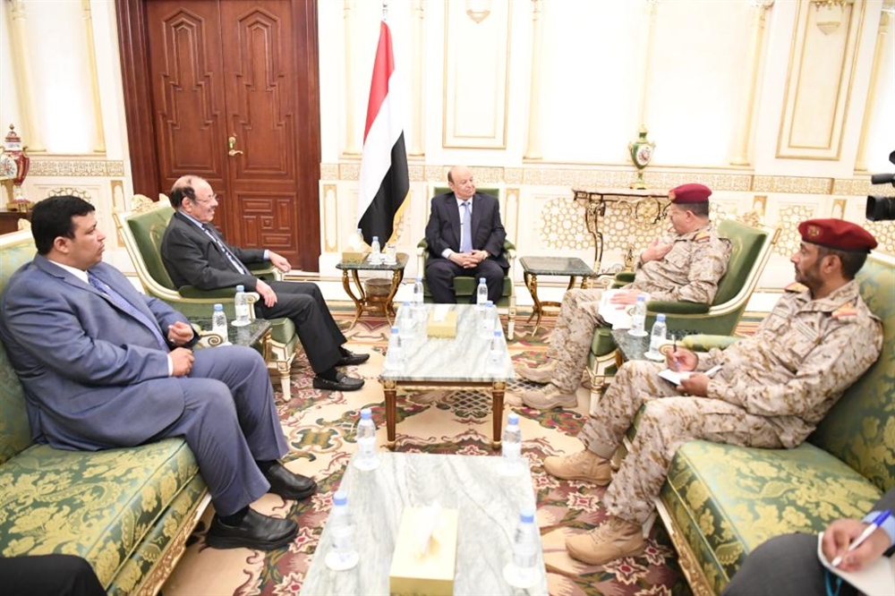 الرئيس هادي يلتقي نائبه ووزير الدفاع لمناقشة الملف العسكري