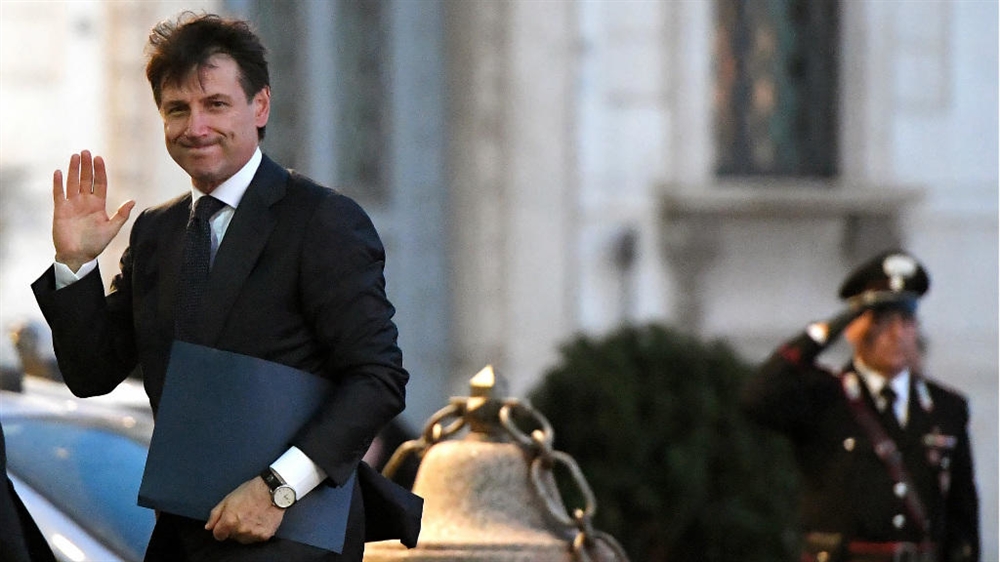 رئيس الوزراء الإيطالي يقدم استقالته بعد اتهامه بتعريض الاقتصاد للمخاطر