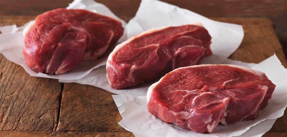 تحذيرات من خطورة غسل اللحوم قبل الطهي