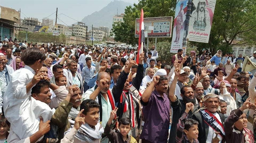 مظاهرة في تعز رفضاً للتواجد الإماراتي في اليمن وتأييدا للحكومة الشرعية