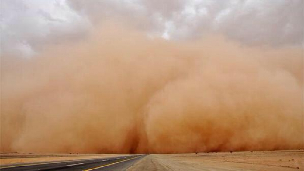 عاصفة رملية عنيفة تجتاح محافظتي عدن ولحج  (صور)