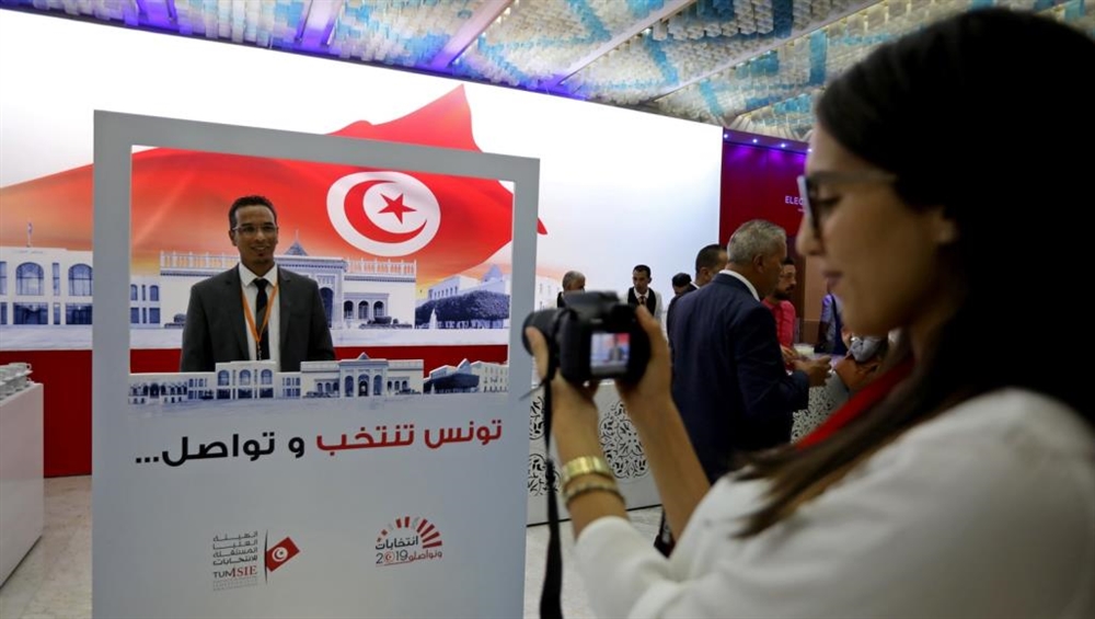 التونسيون بالخارج يبدأون عملية الاقتراع في الانتخابات الرئاسية
