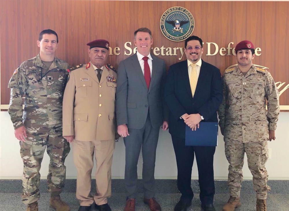 سفير اليمن لدى واشنطن يستعرض مع مسؤول بالدفاع الأمريكية تطورات التمرد المسلح في عدن
