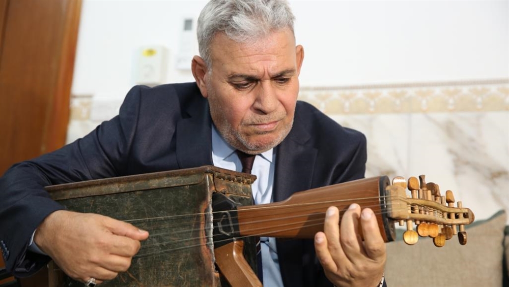 عراقي يحول بندقية كلاشينكوف لآلة موسيقية (صور)