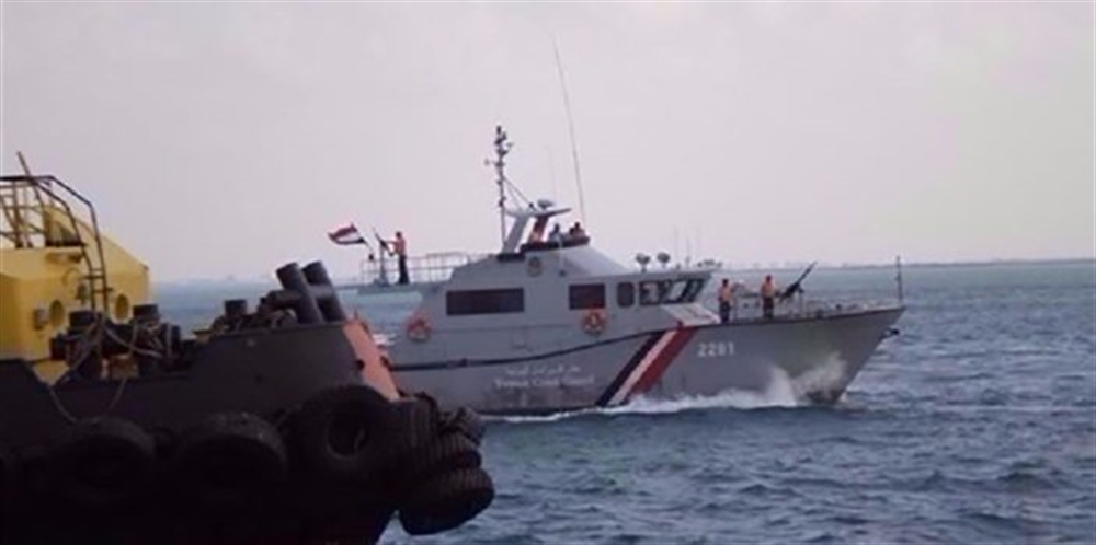 البحرية اليمنية تنقذ قاربا على متنه 65 شخصا بعد تعطله قبالة سواحل المهرة