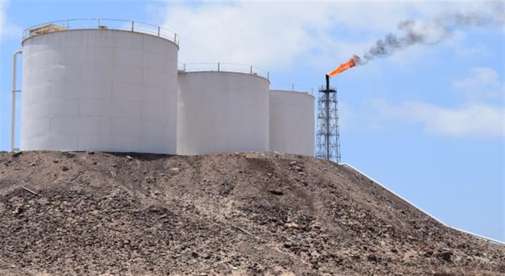 مركز دراسات يحث الحكومة اليمنية على ضرورة إعادة تصدير النفط والغاز لتغطية عجز الموازنة