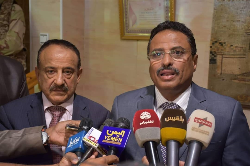 وزير يمني يحذر الرئيس هادي من مداهنة بعض مسؤولي الشرعية للإمارات