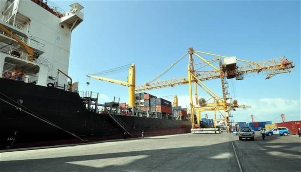 الحكومة تسمح بدخول 10 سفن على متنها مشتقات نفطية إلى ميناء الحديدة
