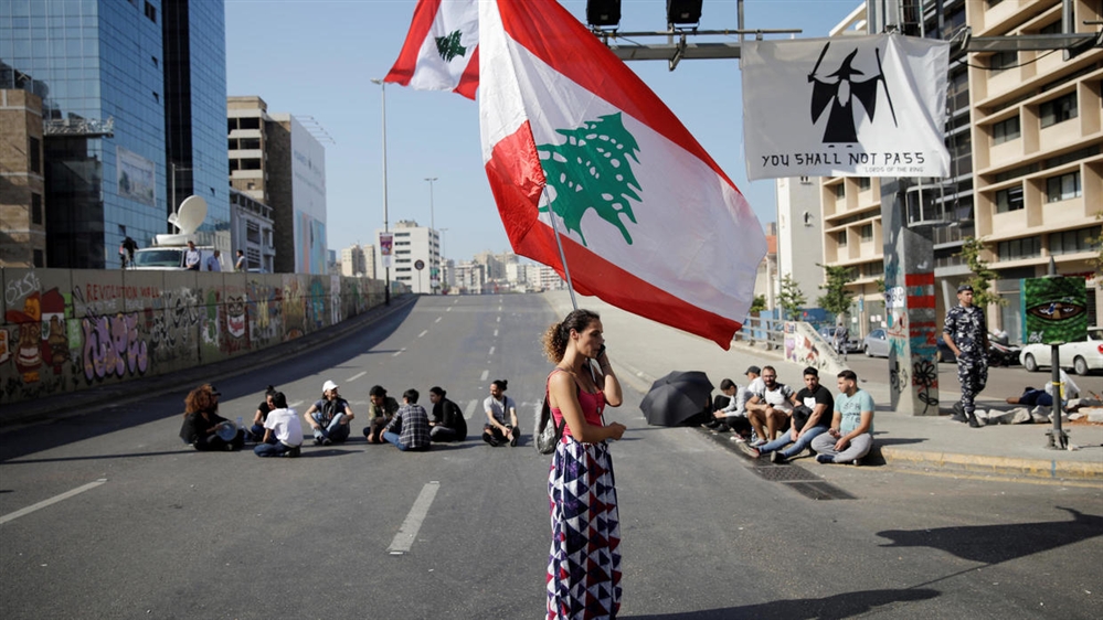 المحتجون يغلقون الطرق في بيروت وأجزاء أخرى بلبنان