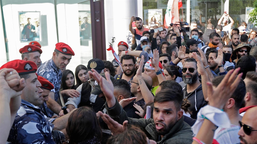 المحتجون في لبنان يمنعون انعقاد جلسة للبرلمان