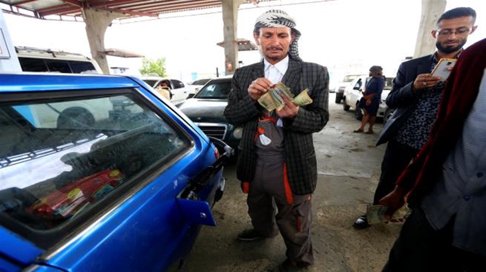 الحكومة تتهم الحوثيين باحتجاز نحو 9 مليارات ريال من ضرائب الوقود