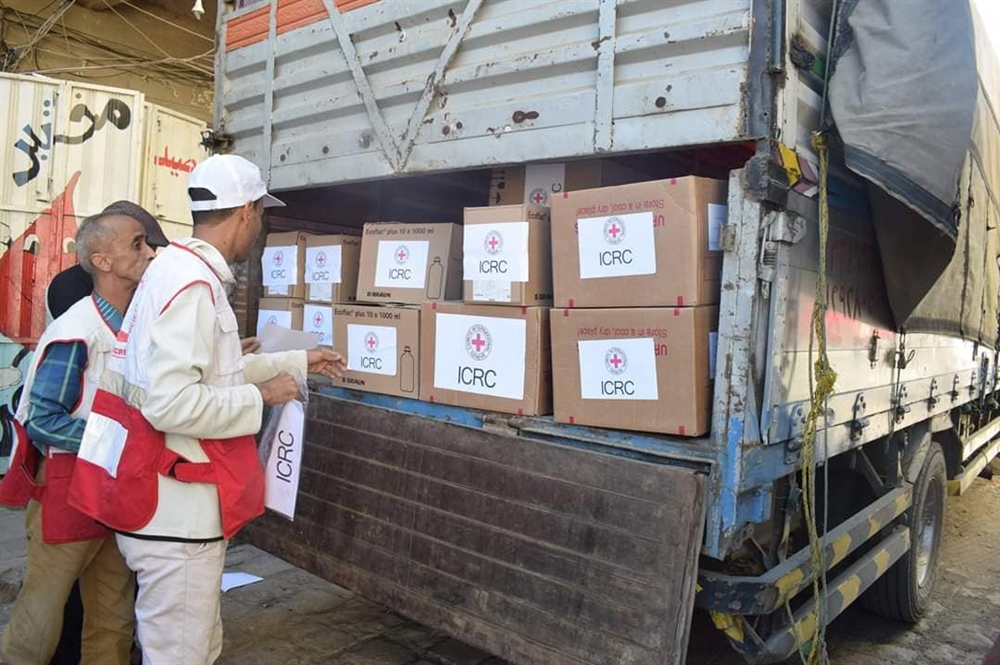 "الصليب الأحمر" يدعم تعز بخمسة طن من المواد الطبية لمواجهة حمى الضنك