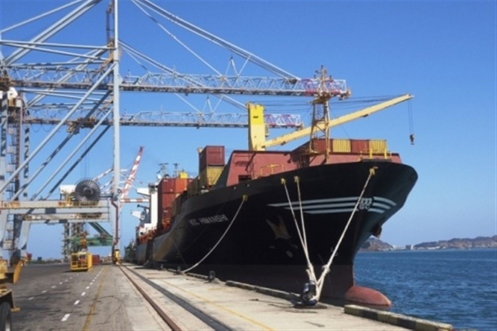 التحالف العربي يمنع تفريغ باخرة تجارية بميناء عدن