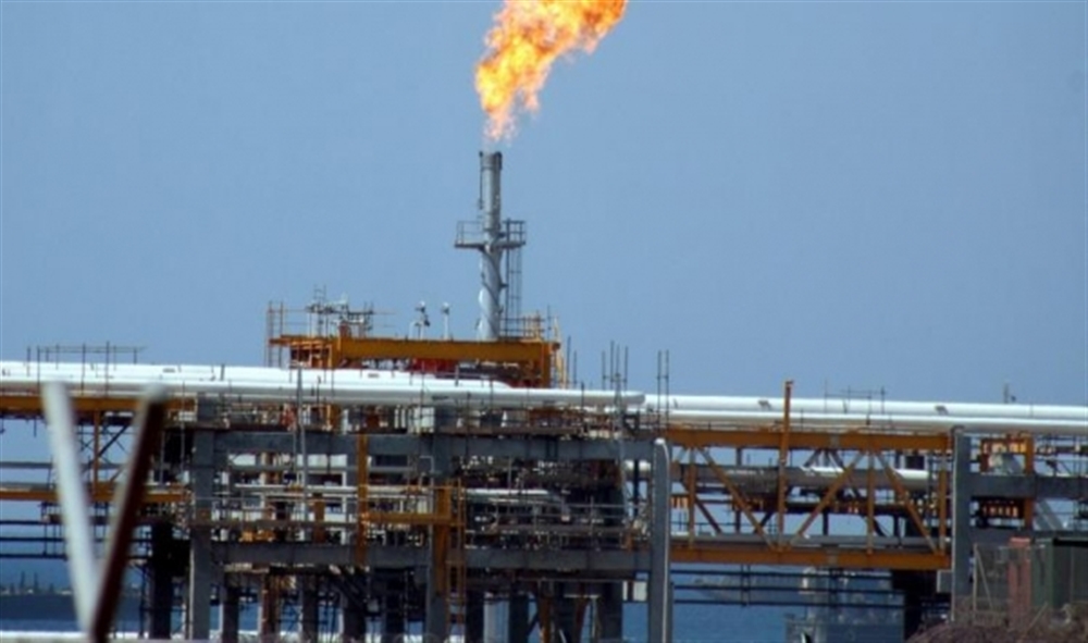 وزير في الشرعية: تصدير النفط حاليًا مستبعد بسبب سيطرة الإمارات على الموانئ