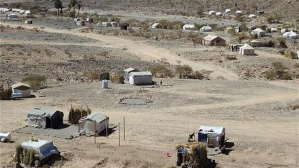 الحوثيون يستهدفون مخيما للنازحين شرقي صنعاء